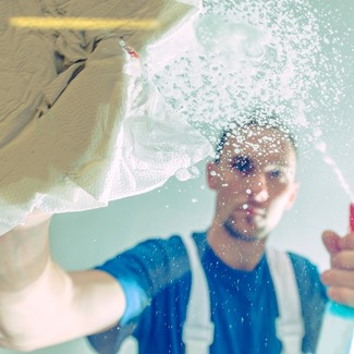 Schoonmaakmiddelen kunnen net zo schadelijk zijn als roken